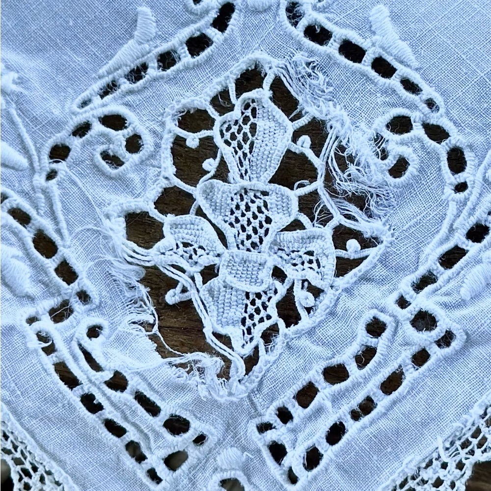 4 Vintage White Lace Trimmed Cloth Napkins - Picture 5 of 6